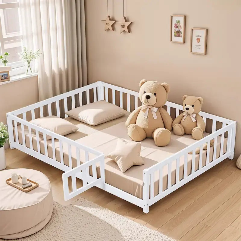 Lit plateforme pleine grandeur en bois avec clôture et porte pour enfants