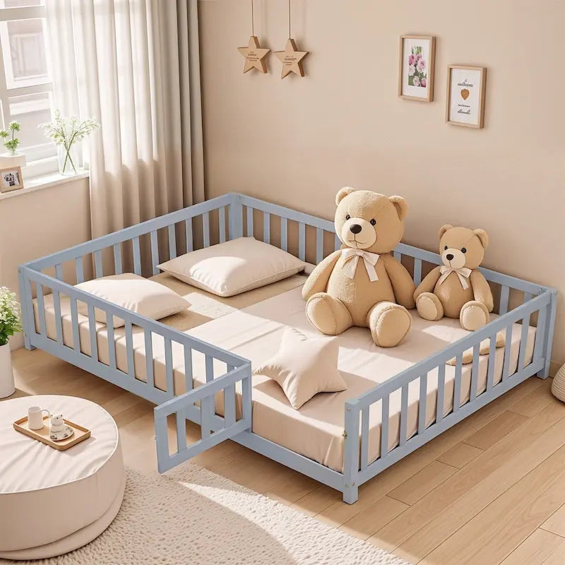 Lit plateforme pleine grandeur en bois avec clôture et porte pour enfants
