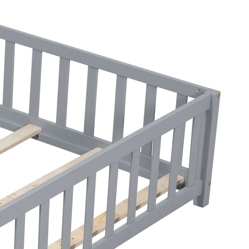 Lit plateforme pleine grandeur en bois avec clôture et porte pour enfants