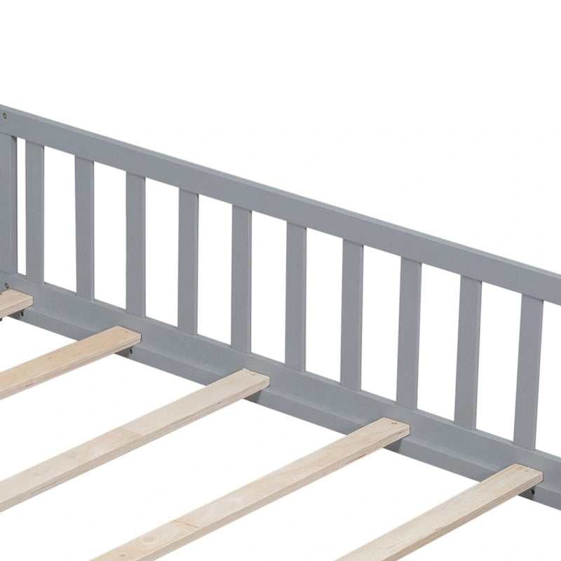 Lit plateforme pleine grandeur en bois avec clôture et porte pour enfants