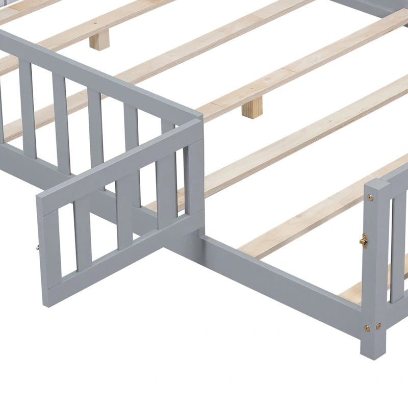 Lit plateforme pleine grandeur en bois avec clôture et porte pour enfants