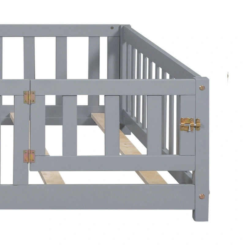 Lit plateforme pleine grandeur en bois avec clôture et porte pour enfants