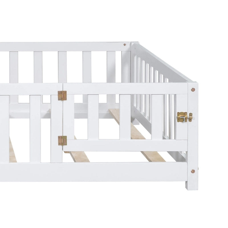 Lit plateforme pleine grandeur en bois avec clôture et porte pour enfants