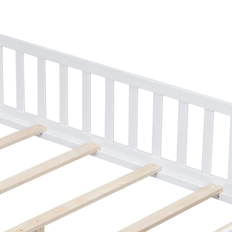 Lit plateforme pleine grandeur en bois avec clôture et porte pour enfants
