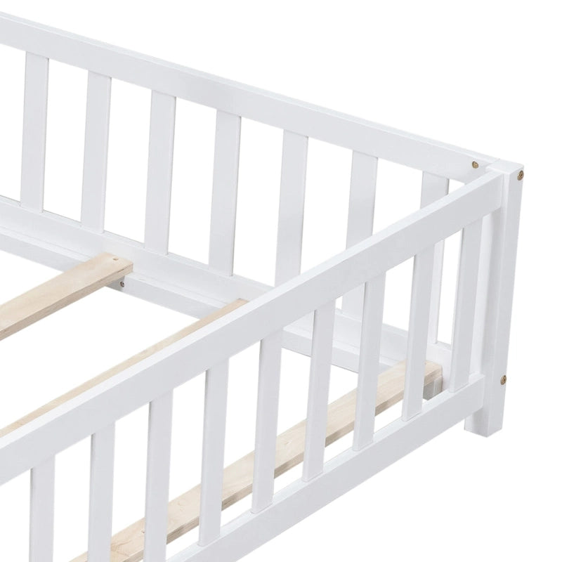 Lit plateforme pleine grandeur en bois avec clôture et porte pour enfants