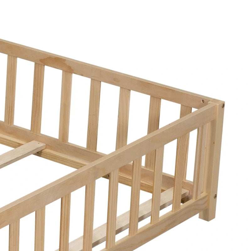 Lit plateforme pleine grandeur en bois avec clôture et porte pour enfants