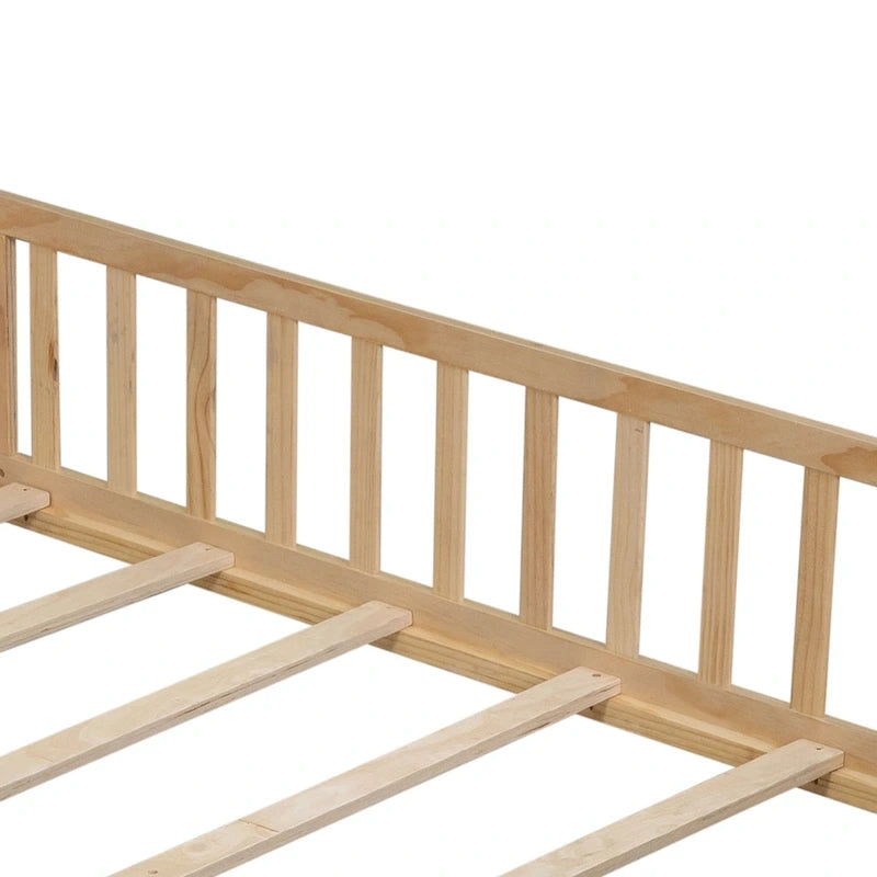 Lit plateforme pleine grandeur en bois avec clôture et porte pour enfants